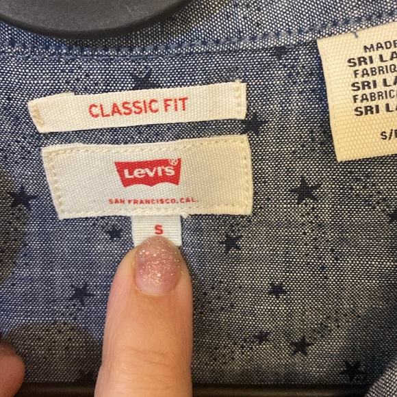 Levi’s long sleeved size small button-down light jean material shirt - Picture 2 of 4